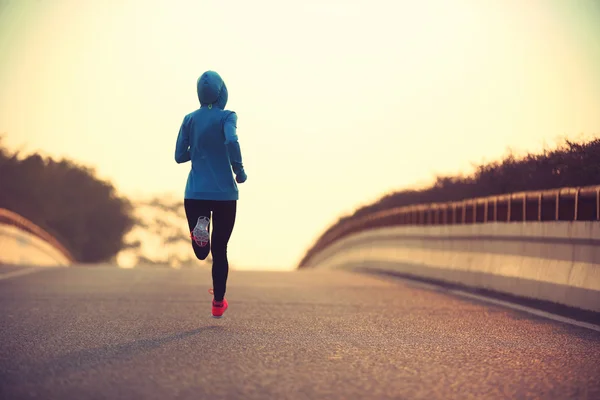 Fitness vrouw draait op weg — Stockfoto