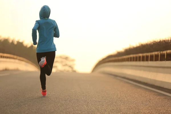 Mujer corriendo en la carretera —  Fotos de Stock