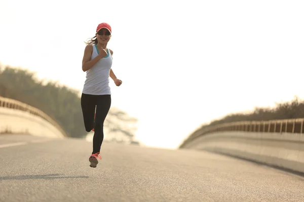 Mujer corriendo en la carretera —  Fotos de Stock