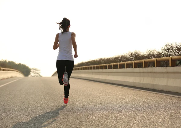 Fitness vrouw draait op weg — Stockfoto