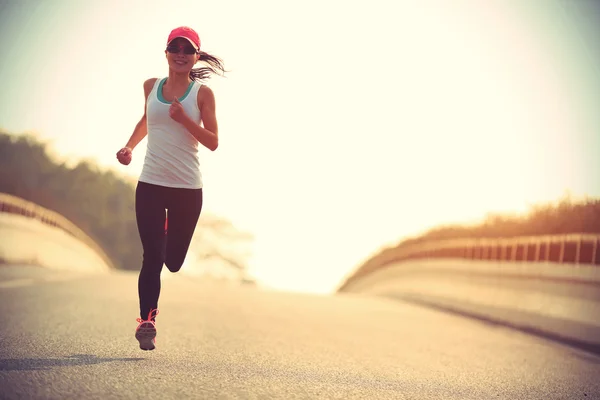 Fitness-Frau läuft auf Straße — Stockfoto