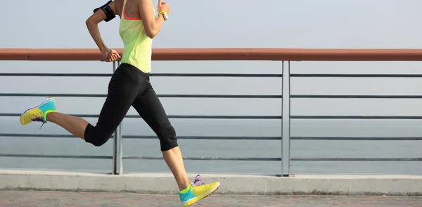 Fitness vrouw die op zee worden uitgevoerd — Stockfoto