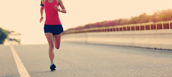 Fitness mujer corriendo en la carretera — Foto de Stock