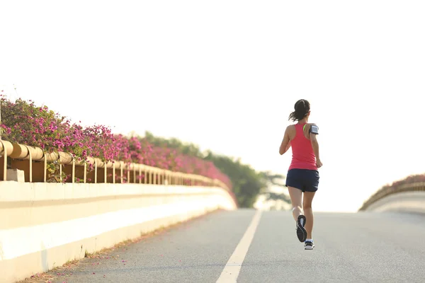 Fitness vrouw draait op weg — Stockfoto