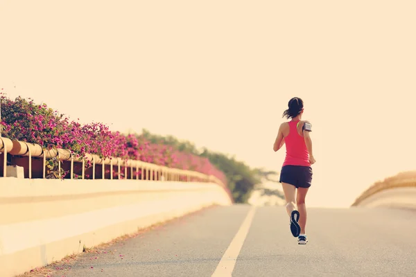 Fitness vrouw draait op weg — Stockfoto