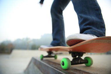 Kadın bacakları kaykay