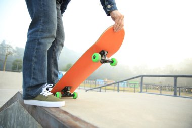 Kadın bacakları kaykay