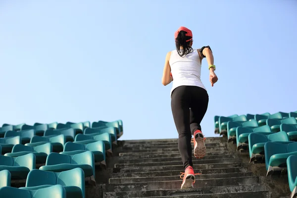 Athlète Féminine Courant Dans Les Escaliers Femme Fitness Jogging Entraînement — Photo