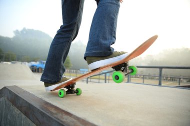 Kadın bacakları kaykay