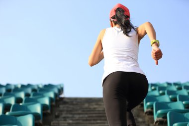 Kadın atlet merdivenlerde koşma