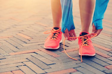 Kadın atlet bağlama ayakkabı bağı