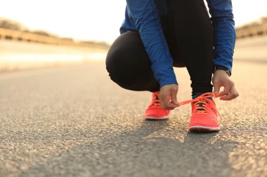 Kadın atlet bağlama ayakkabı bağı