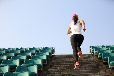 Kadın atlet merdivenlerde koşma