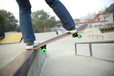 Kadın bacakları kaykay