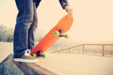 Kadın bacakları kaykay