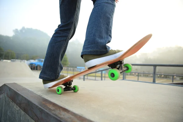 Жіночі ніжки, скейтбординг — стокове фото