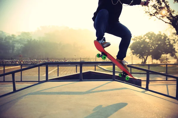 Skateboarder patinaje en el parque — Foto de Stock