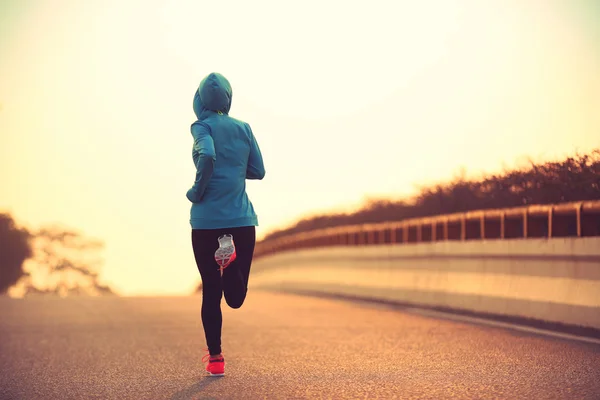 Donna che corre sulla strada dell'alba — Foto Stock