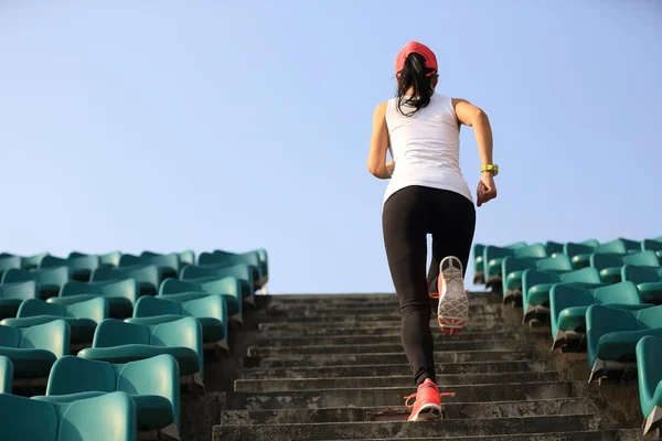 Női sportoló fut a lépcsőn — Stock Fotó