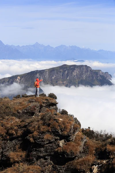 Wanderin am Berg — Stockfoto