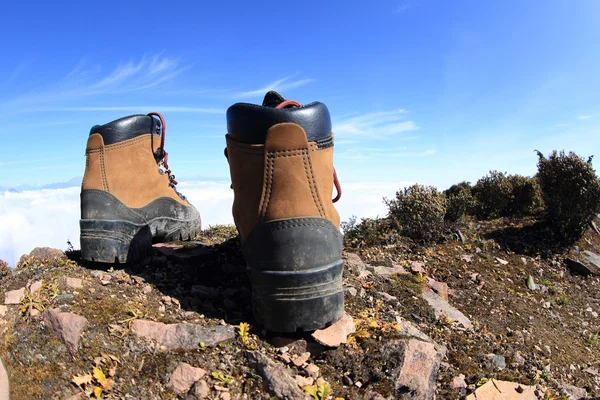 Tepe üzerinde yürüyüş botları — Stok fotoğraf