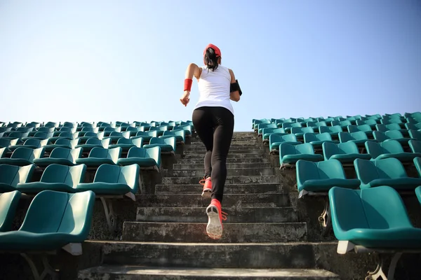 Athlète Féminine Courant Dans Les Escaliers Femme Fitness Jogging Entraînement — Photo