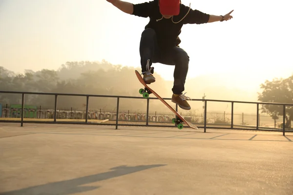 年轻的滑板滑板滑板公园 — 图库照片