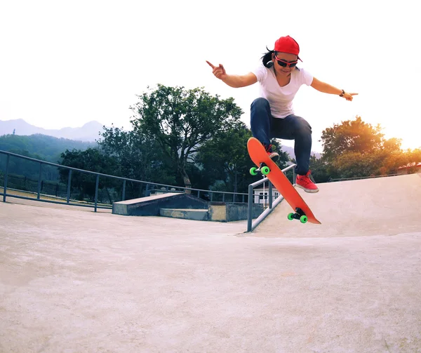 Skateboarder skateboarden im Park — Stockfoto