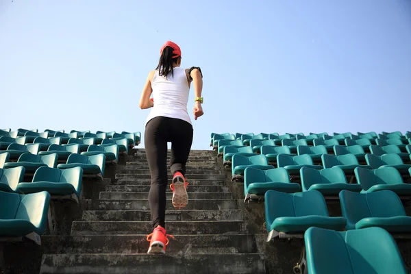 Sportlerin läuft Treppe hinunter — Stockfoto