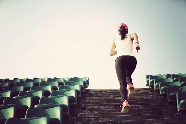 Atleta feminina correndo em escadas — Fotografia de Stock