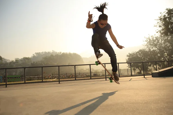 Skateboarder skateboard al parco — Foto Stock