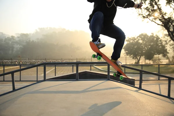 Skateboardista skateboardingu v parku — Stock fotografie