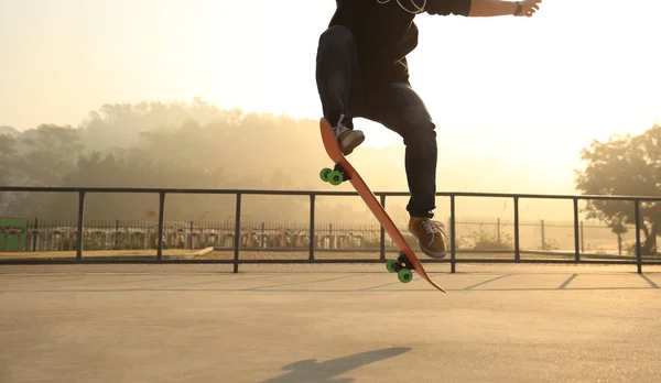 Young Skateboarder Skateboarding Skate Park — Stock Photo, Image