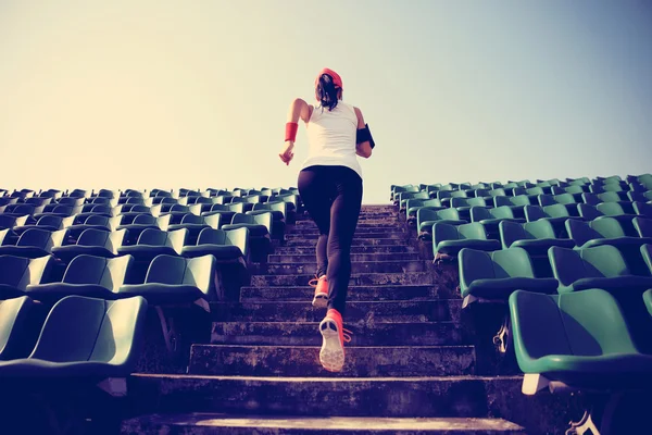 Atleta Corriendo Por Las Escaleras Mujer Fitness Jogging Entrenamiento Bienestar —  Fotos de Stock