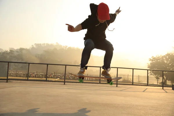 Σκέιτμπορντ πάρκο skateboarder — Φωτογραφία Αρχείου