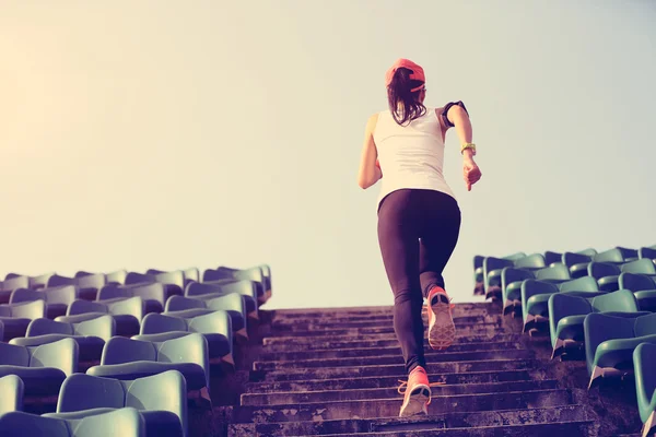 Lekkoatletka Działa Schodach Dama Fitness Jogging Koncepcja Treningu Odnowy Biologicznej — Zdjęcie stockowe