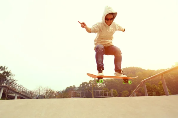 Skateboarder skateboarden op park — Stockfoto