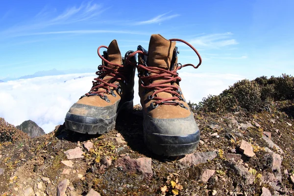 Hiking boots on peak — Stock Photo, Image