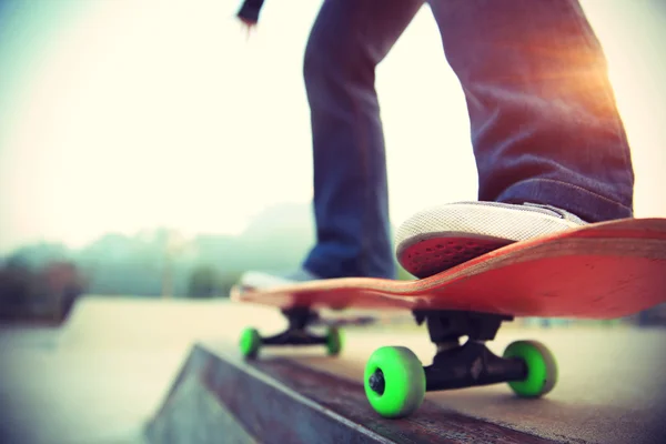 Kvinnliga ben skateboard — Stockfoto