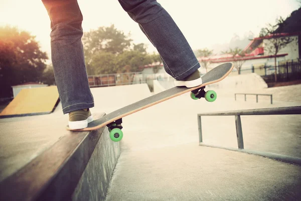 Jambes féminines skateboard — Photo