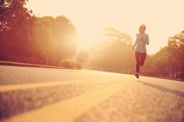 Young woman running  at road — Stock Photo, Image