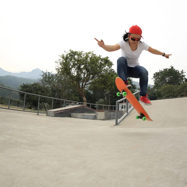Skateboarder skateboarding i parken - Stock-foto
