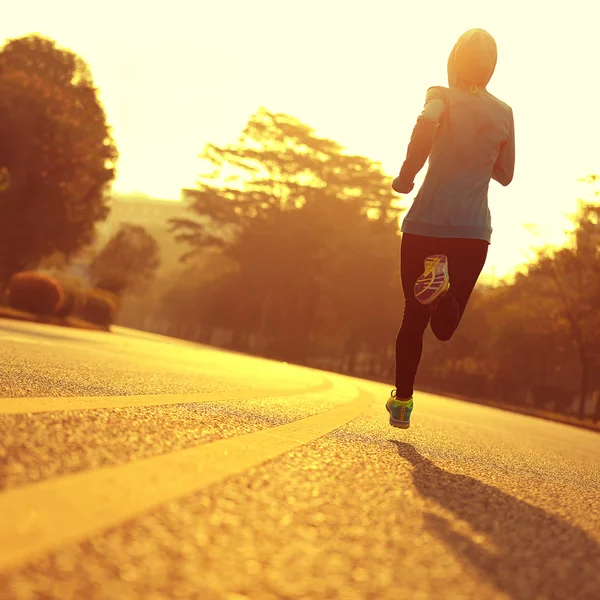 Frau läuft auf Sonnenaufgangsstraße — Stockfoto