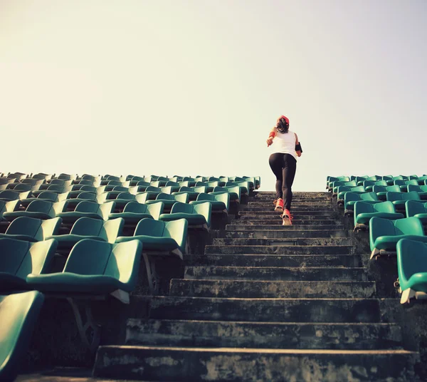 Atleta feminina correndo em escadas — Fotografia de Stock