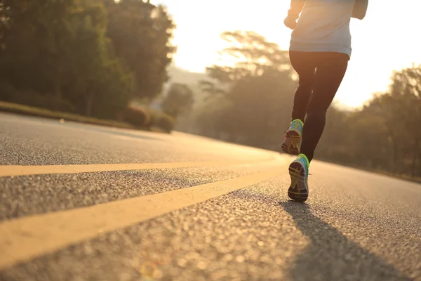 Jeune Femme Remise Forme Courir Sur Route — Photo