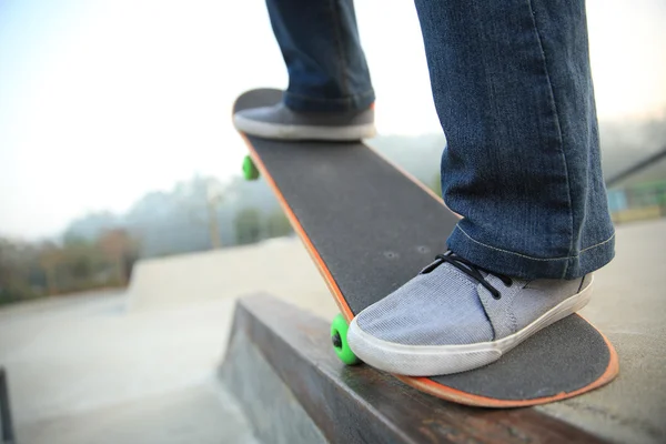 Patas femeninas skateboarding —  Fotos de Stock