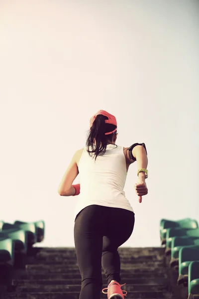 Kvinnliga Idrottare Körs Trappan Kvinna Fitness Jogging Träning Wellness Koncept — Stockfoto
