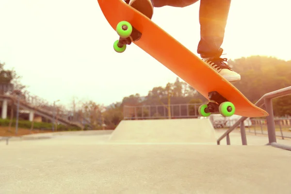 Skateboardista skateboardingu v parku — Stock fotografie