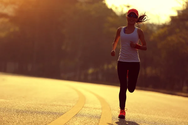 Junge Fitness Frau Läuft Auf Straße — Stockfoto