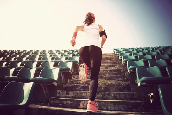 Atleta feminina correndo em escadas — Fotografia de Stock